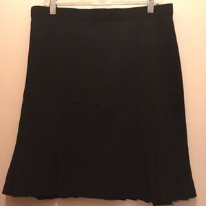 Skirt with tummy control and a pleated edge